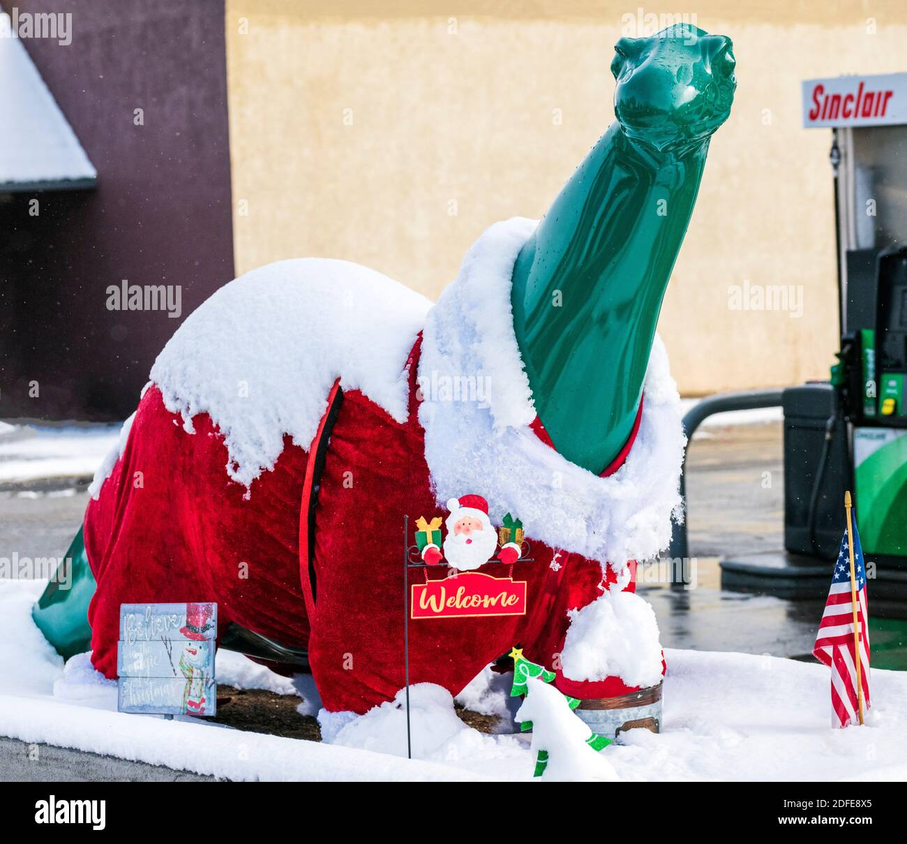 Dino, die Dinosaurier-Ikone von Sinclair Oil, dekoriert zu Weihnachten an der Sinclair Tankstelle; Salida; Colorado; USA Stockfoto
