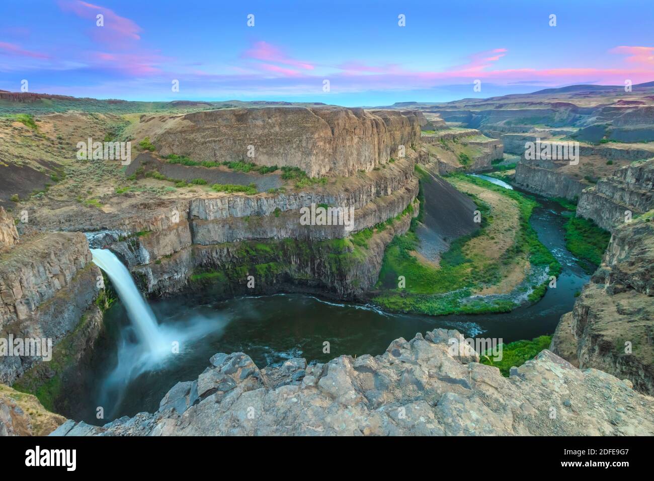 Sonnenuntergang über der Palouse falls und Canyon an der Palouse Falls State Park in der Nähe von washtucna, Washington Stockfoto