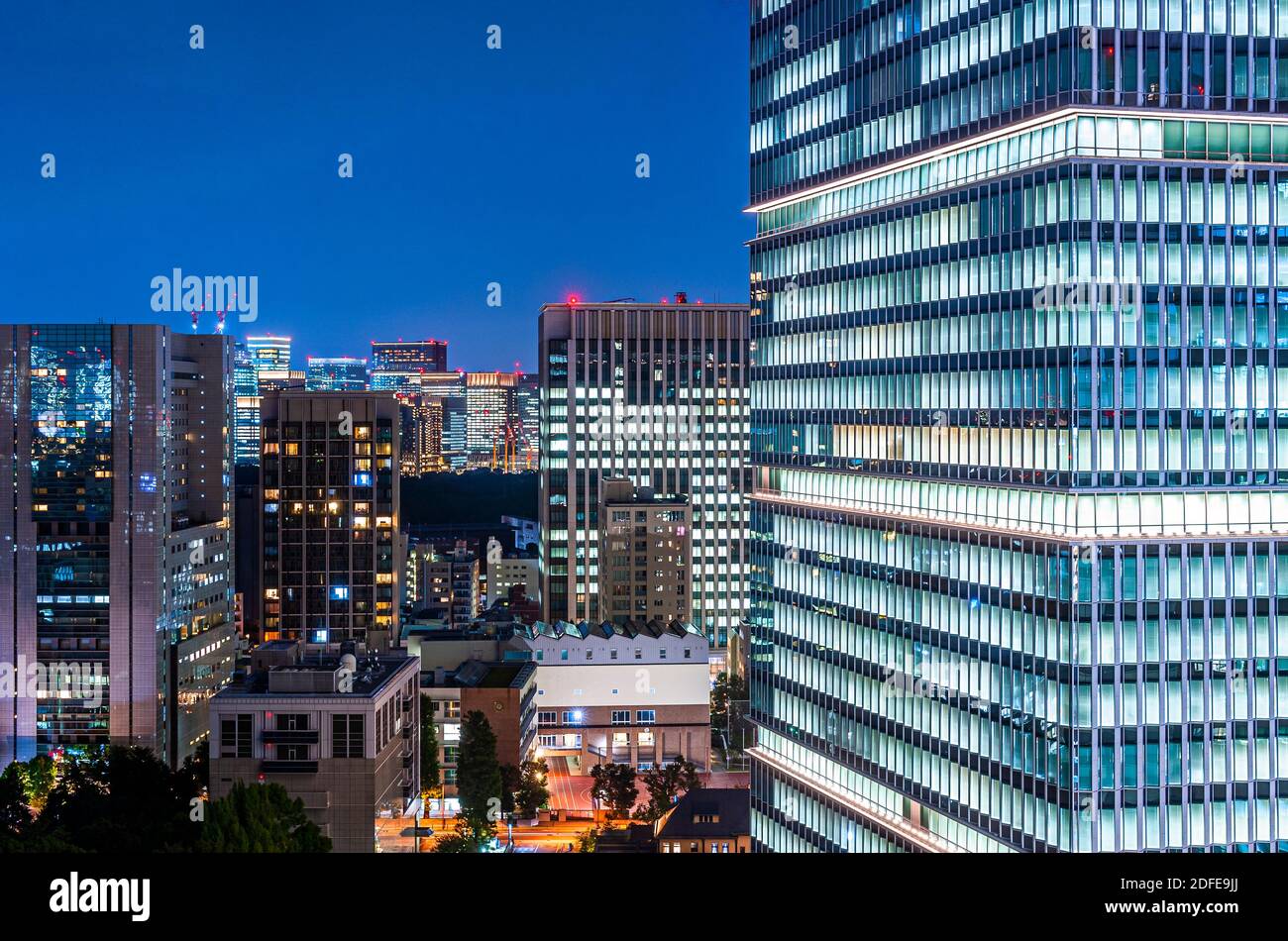 Bürogebäude und Windows Lights bei Nacht Tokio Japan Stockfoto