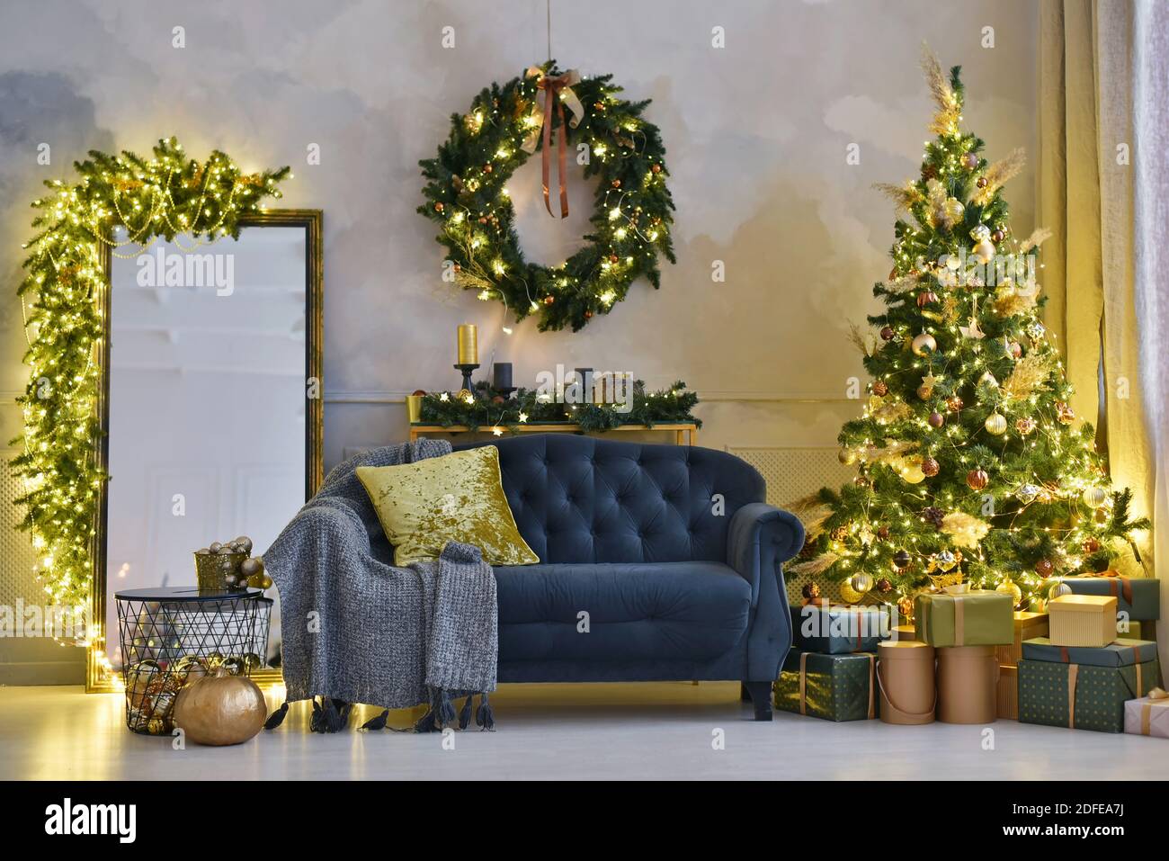 Weihnachtliche Wohnzimmereinrichtung in Goldfarbe Stockfoto