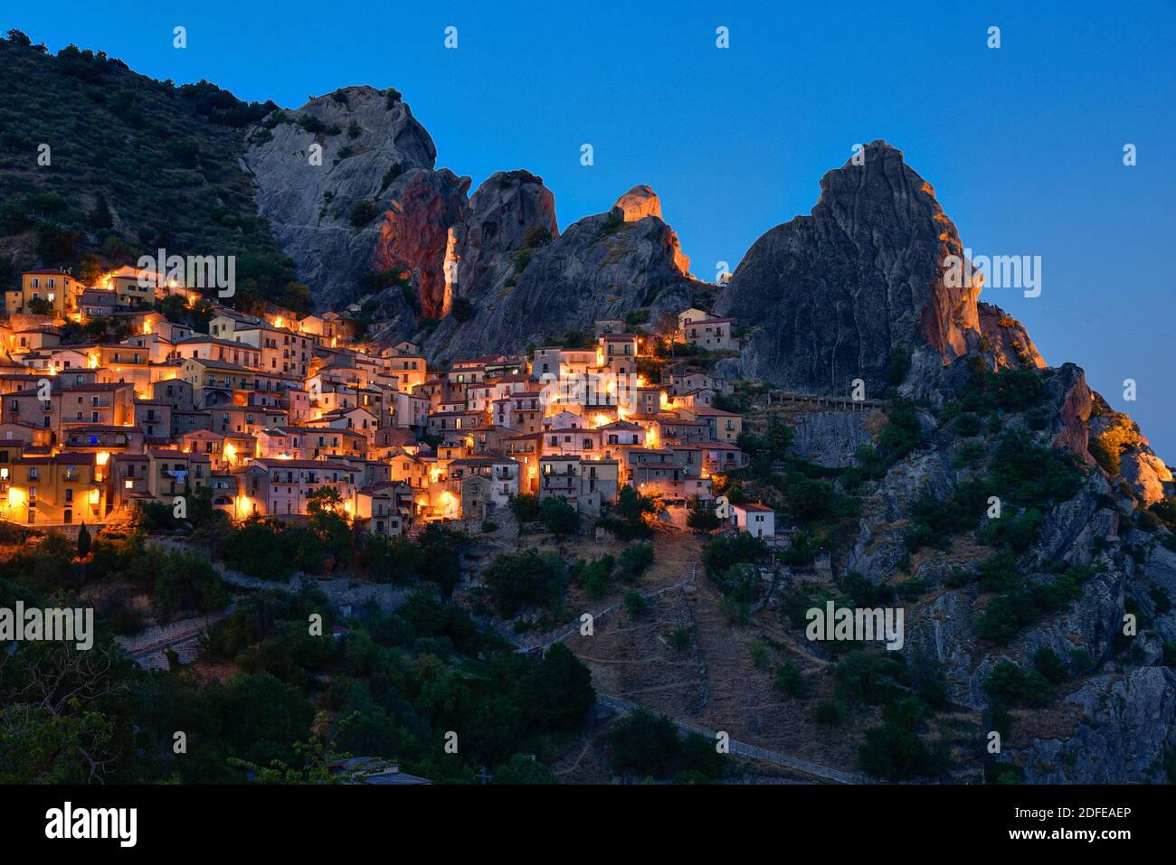 Schönes kleines Dorf Castelmezzano in dolomiti lucane auf Berge blau Stunde Stockfoto