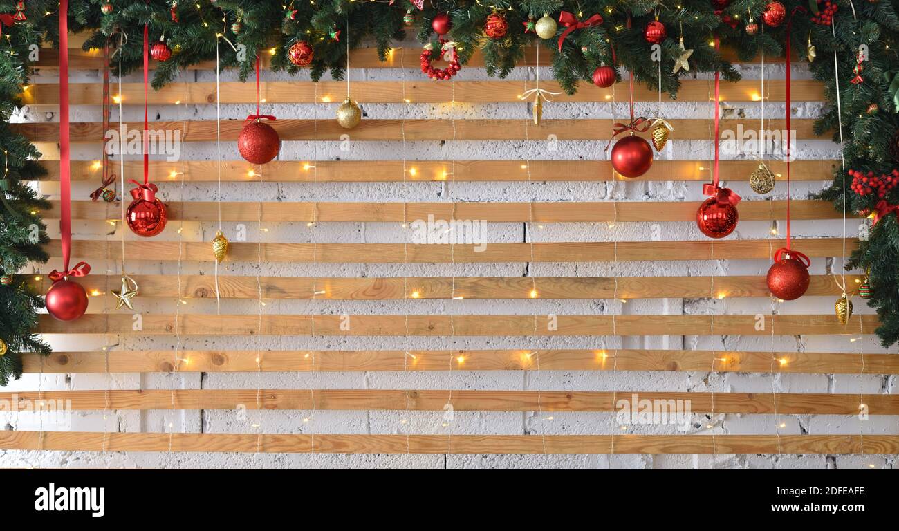 Weihnachtshintergrund aus Holzlatten und Girlanden Stockfoto