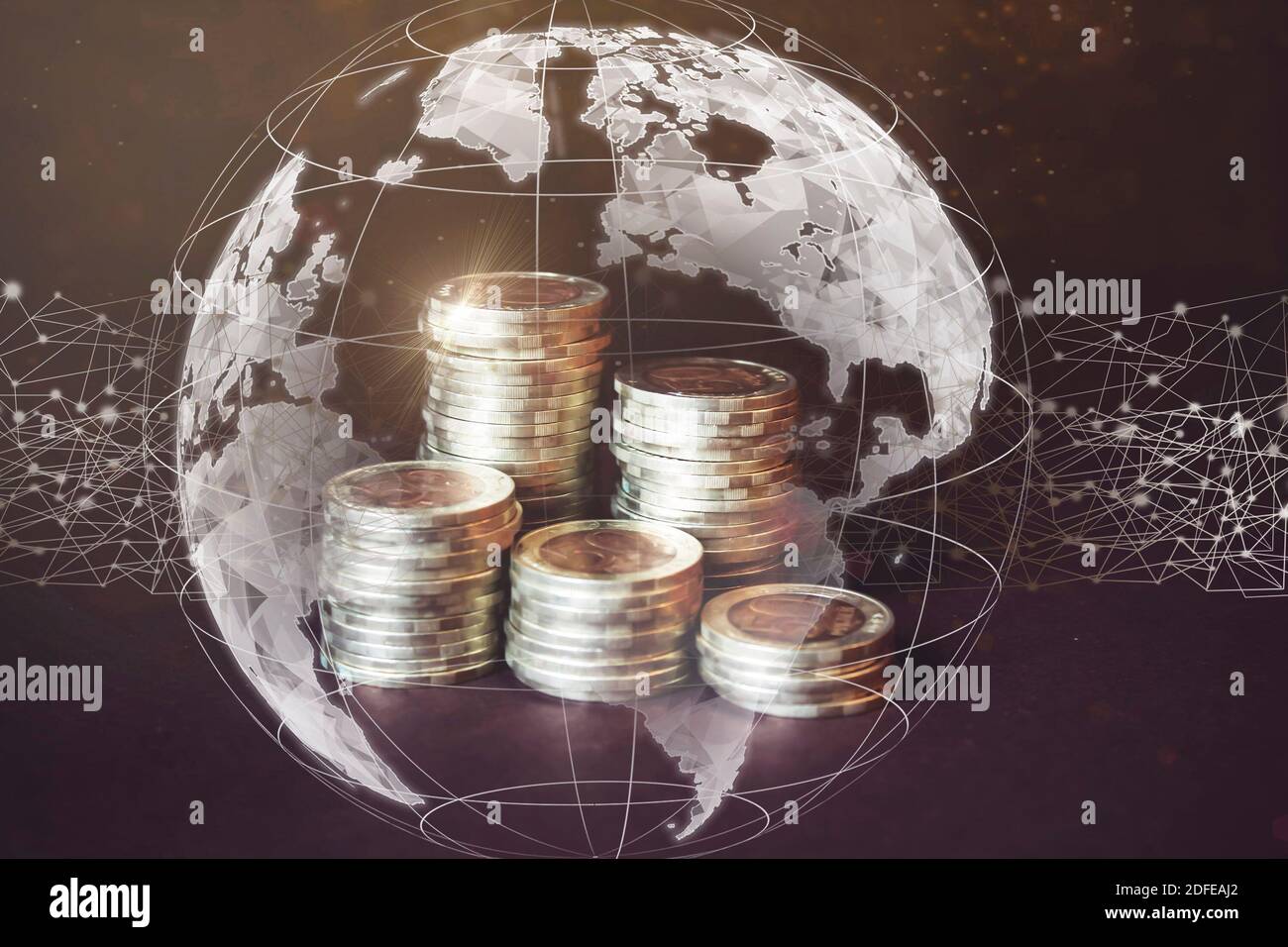 Geldmünze auf jeder Linie, die auf dunklem Hintergrund und virtuellem Gologramm der Erde steigt. Konzept des Geschäftskommunikationsnetzwerks. Aktienmarkt. Business-Business-Geschäft Stockfoto