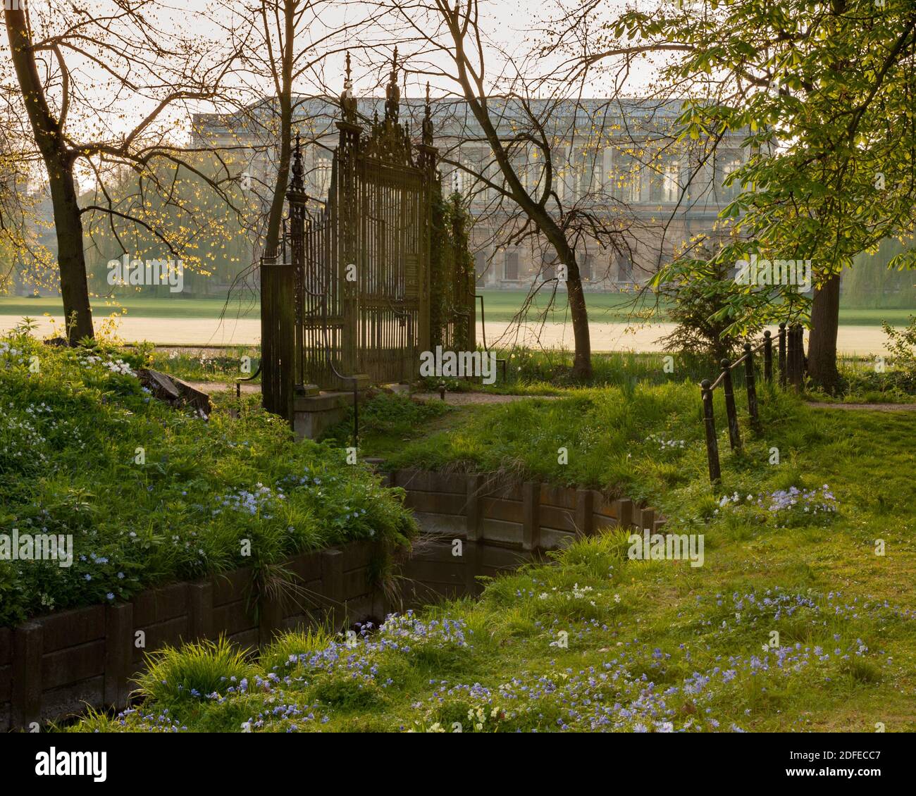 CAMBRIDGE, Großbritannien - 24. APRIL 2010: Nebeliger Morgen mit alten eisernen Toren und Trinity College im Hintergrund Stockfoto