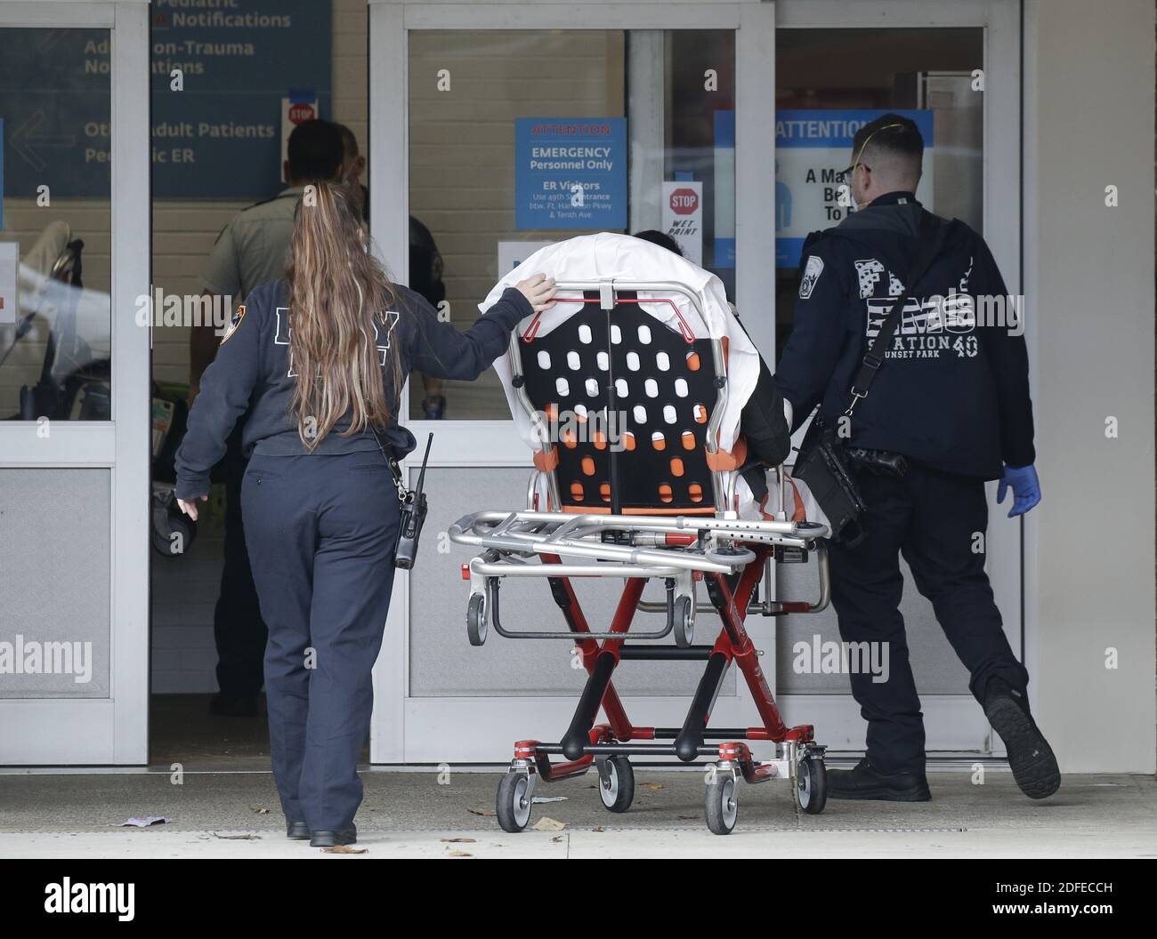 Brooklyn, Usa. Dezember 2020. Mediale Arbeiter schieben einen Patienten auf einer Bahre von einem Krankenwagen in die Notaufnahme des Maimonides Medical Center in New York City am Freitag, 4. Dezember 2020. Die Zahl der Amerikaner, die mit COVID-19 in den Vereinigten Staaten hospitalisiert wurden, war wieder über 100,000 am Donnerstag. Foto von John Angelillo/UPI Kredit: UPI/Alamy Live Nachrichten Stockfoto