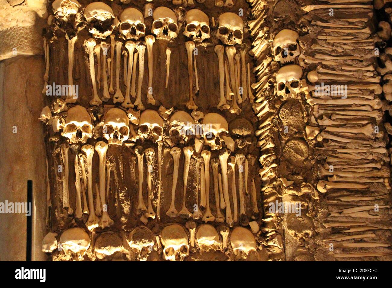 Der Beinhaus. Die Kapelle der Knochen bei Evora in Portugal. Die Überreste von etwa 5000 Menschen wurden von den Franziskanermönchen verwendet, um die Wände der zu schmücken Stockfoto