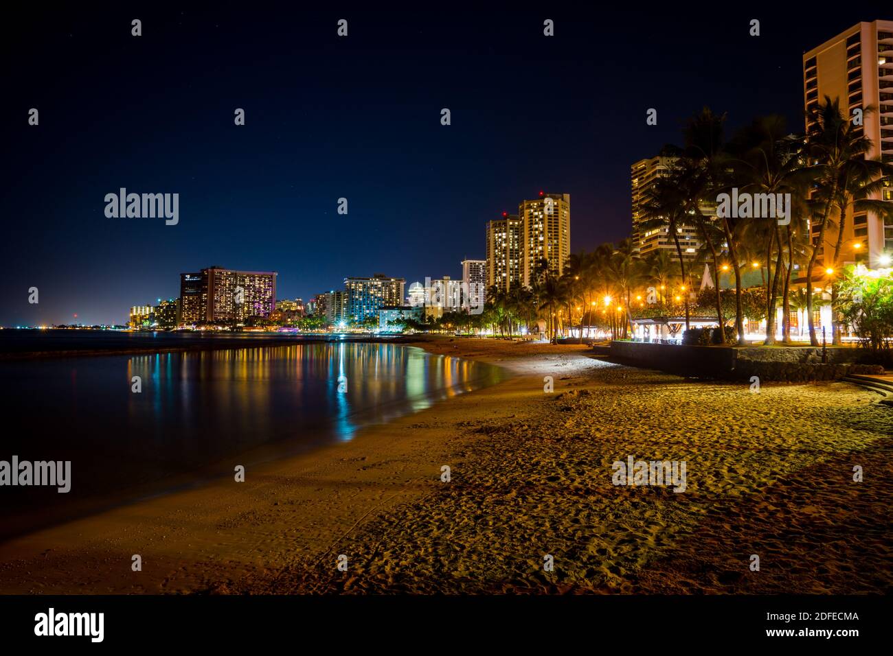 Waikiki Beach bei Nacht, Honolulu, Oahu, Hawaii Stockfoto