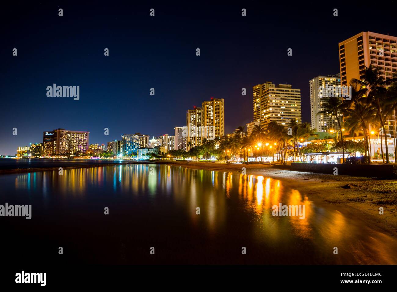 Waikiki Beach bei Nacht, Honolulu, Oahu, Hawaii Stockfoto