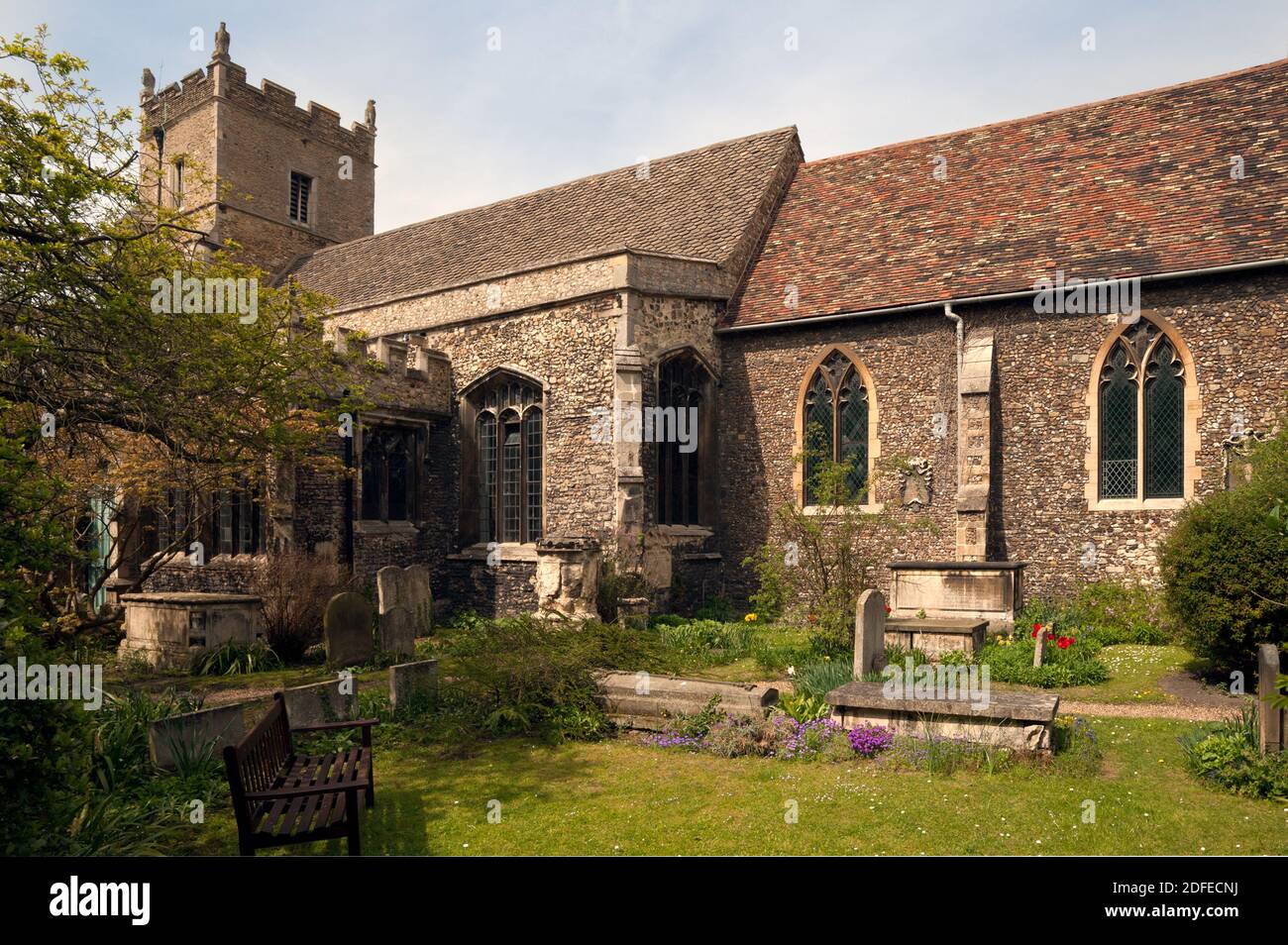 CAMBRIDGE, Großbritannien: - 24. APRIL 2010 Außenansicht der St. Botolph's Parish Church Stockfoto
