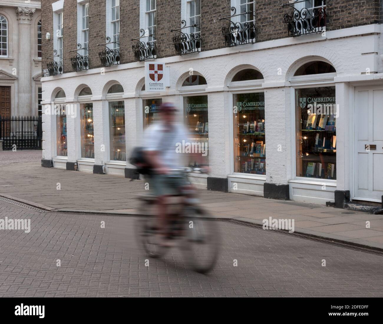 CAMBRIDGE, UK: Cyclist Riding Past Book Publisher, Cambridge University Press Stockfoto