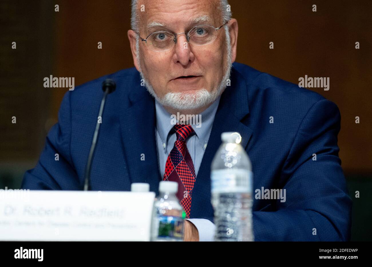 Dr. Robert Redfield, Direktor der Centers for Disease Control and Prevention (CDC), bezeugt während einer Anhörung des Unterausschusses für die Haushaltsmittel des US-Senats über den Plan zur Erforschung, Herstellung und Verteilung eines Coronavirus-Impfstoffs, bekannt als Operation Warp Speed, auf dem Capitol Hill in Washington, DC, 2. Juli 2020. Foto von SAUL LOEB/Pool/ABACAPRESS.COM Stockfoto