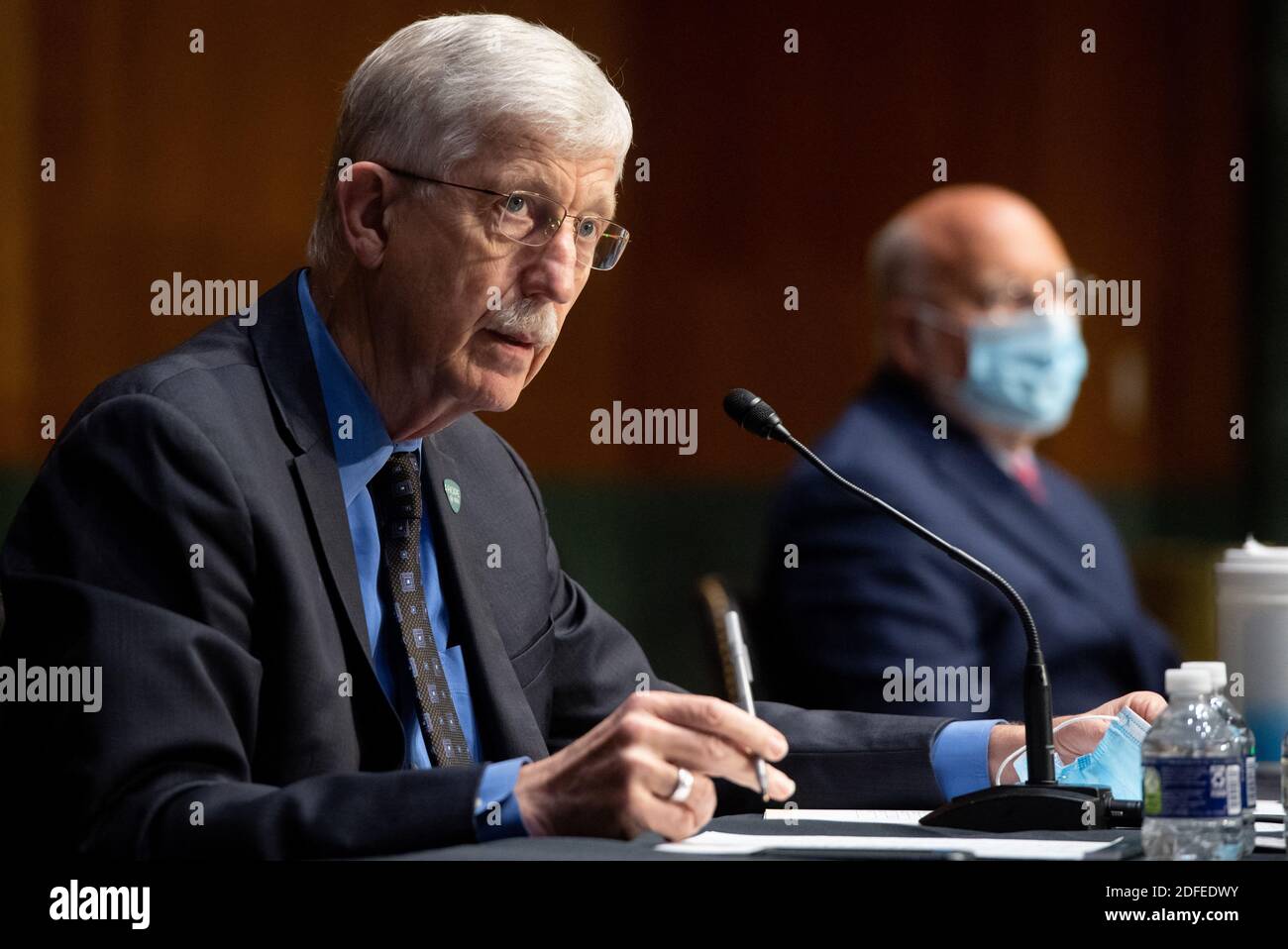 Dr. Francis Collins, Direktor der National Institutes of Health (NIH) und Dr. Robert Redfield (R), Direktor der Centers for Disease Control and Prevention (CDC), bezeugen während einer Anhörung des US-Senats Appropriations-Unterausschusses über den Plan zur Erforschung, Herstellung und Verteilung eines Coronavirus-Impfstoffs, bekannt als Operation Warp Speed, Auf dem Capitol Hill in Washington, DC, 2. Juli 2020. Foto von SAUL LOEB/Pool/ABACAPRESS.COM Stockfoto