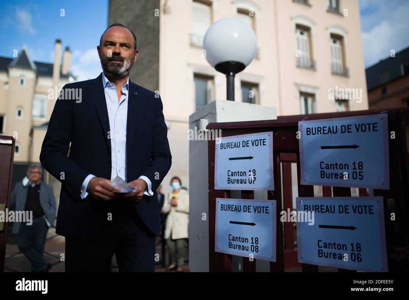 Datei Foto vom 28. Juni 2020 des französischen Ministerpräsidenten und Kandidaten für die Bürgermeisterwahl in Le Havre Edouard Philippe kommt zu wirft seine Stimme in einer Schule in Le Havre für die zweite Runde der Bürgermeisterwahlen. Der französische Premierminister Edouard Philippe hat seinen Rücktritt eingereicht, nachdem er die Regierung von Präsident Emmanuel Macron drei Jahre lang geführt hat. Obwohl Philippe als populärer als der Präsident gilt, hatte die regierende La Republique en Marche (Republik in Bewegung) am Wochenende schlechte Ergebnisse bei den Kommunalwahlen. Die Zukunft von Herrn Philippe als Premierminister war für mehrere von uns in Zweifel gezogen worden Stockfoto