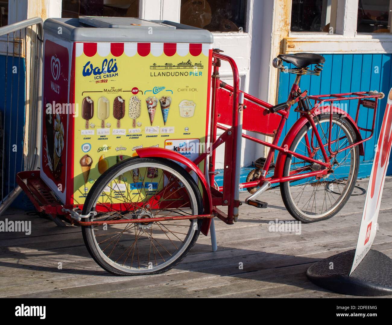 Ein altes Walls Ice Cream Dreirad am Llandudno Pier. Stockfoto