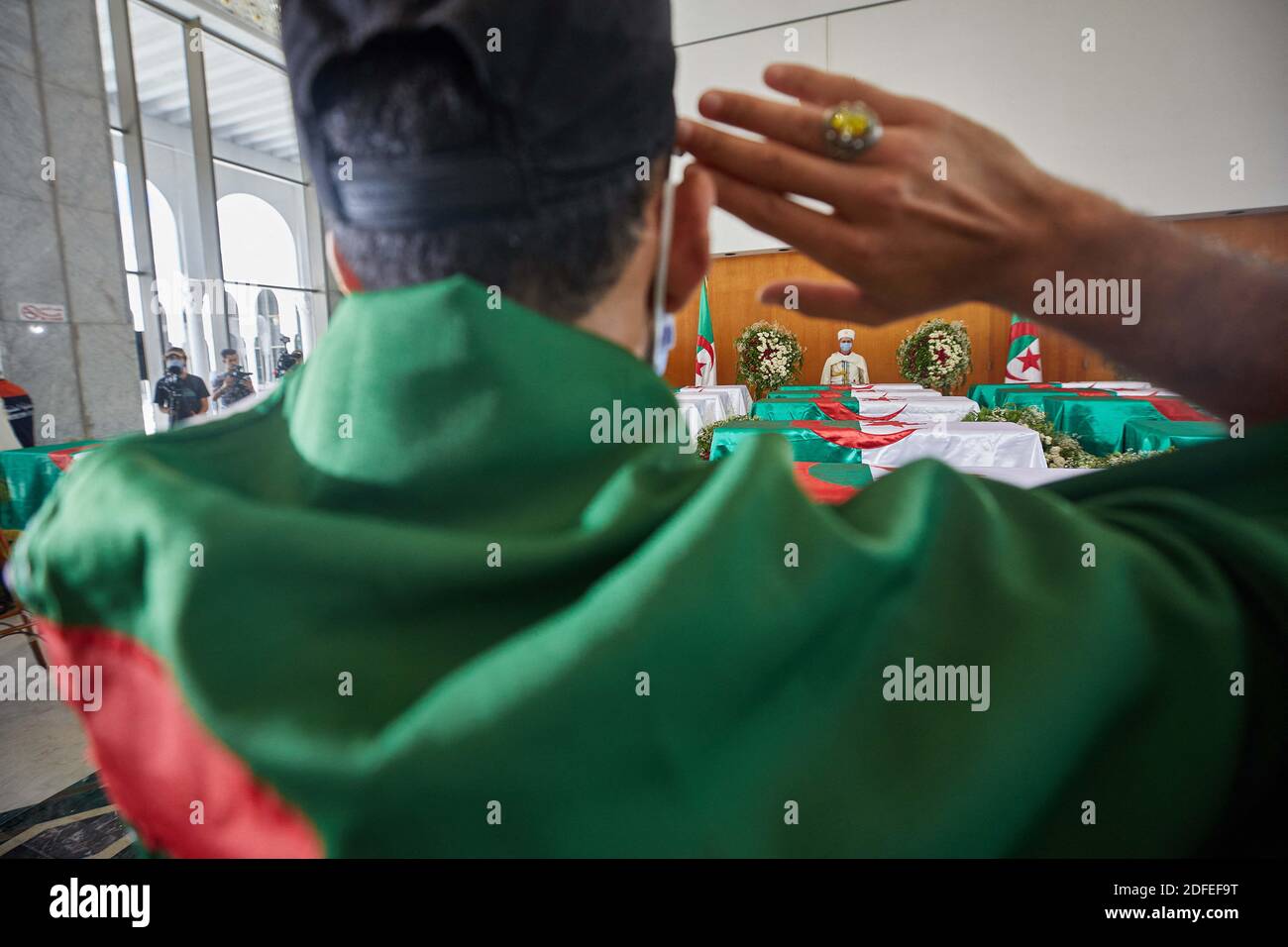 Die zahlreich angereisten Bürger versammelten sich am 04. Juli 2020 vor den Überresten der Widerstandskämpfer in Algier, Algerien. Foto von Ammi Louiza/ABACAPRESS.COM Stockfoto