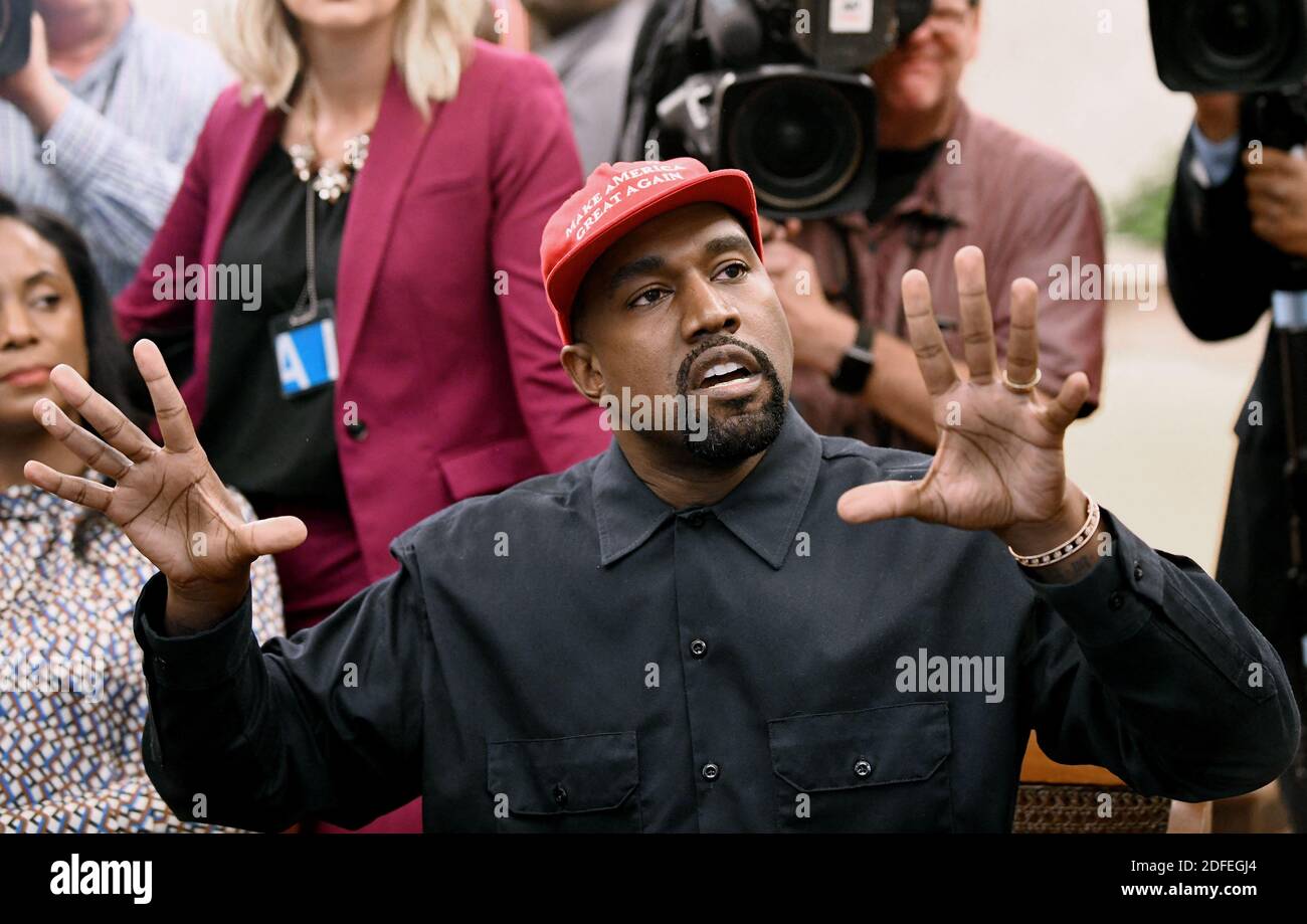File Photo vom 11. Oktober 2018 des Künstlers Kanye West spricht im Oval Office des Weißen Hauses während eines Treffens mit Präsident Trump, um das Strafrechtssystem und die Gefängnisreform in Washington, DC zu diskutieren. DER US-Rapper Kanye West nahm am Wochenende auf Twitter Teil, um zu verkünden, dass er für das Präsidentenamt kandidiert, wobei seine Erklärung schnell viral und zu einer Flut von Spekulationen geführt hat. Seine Frau Kim Kardashian West und der Unternehmer Elon Musk unterstützten ihn. Foto von Olivier Douliery/ Abaca Press Stockfoto