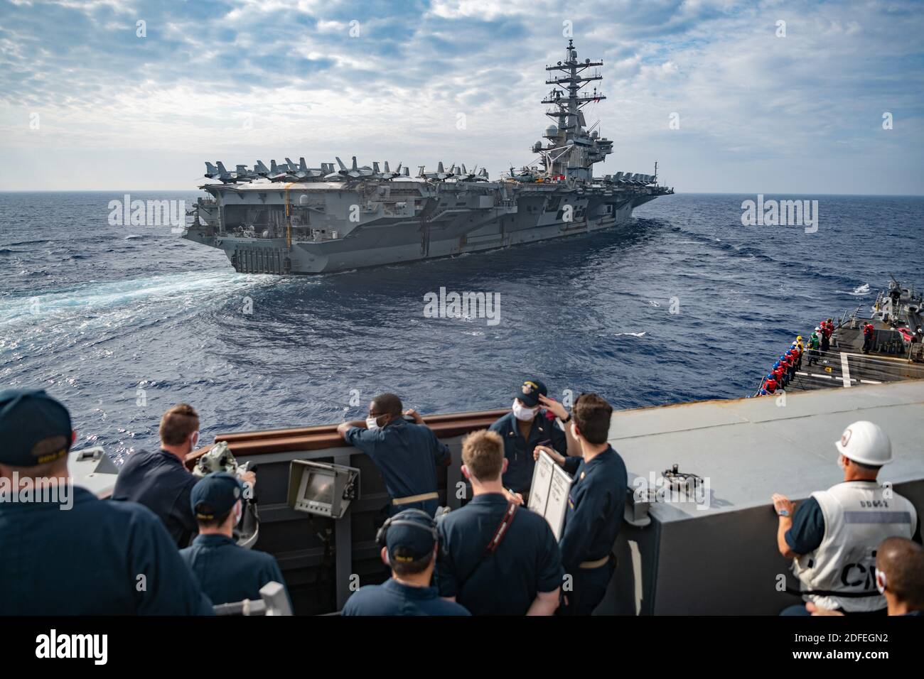 Aushängefoto vom 30. Mai 2020 des Arleigh-burke-Klasse-Lenkraketen-Zerstörers USS Barry (DDG 52) führt neben dem Nimitz-Klasse-Flugzeugträger USS Ronald Reagan (CVN 76) eine Auffüllung auf See-Trainingsentwicklung durch. Zwei US-Flugzeugträger haben Bohrarbeiten im Südchinesischen Meer durchgeführt, sagte ein Sprecher der US-Marine am Samstag, nachdem das Pentagon seine Besorgnis über die chinesischen Militärübungen um einen umstrittenen Archipel zum Ausdruck gebracht hatte. Die USS Nimitz und USS Ronald Reagan führten Dual Carrier Operationen in der Wasserstraße durch, um "einen freien und offenen Indo-Pazifik zu erhalten", sagte der Sprecher. Chinas Ausweisung Stockfoto