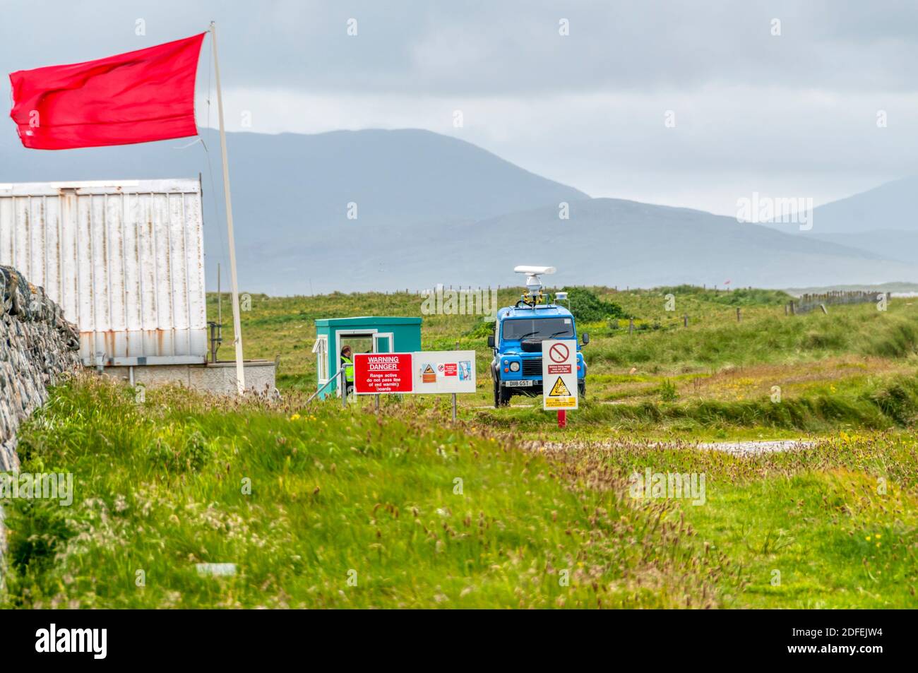 Rote Warnflagge und Warnhinweise auf der South Uist Raketenkette. Stockfoto