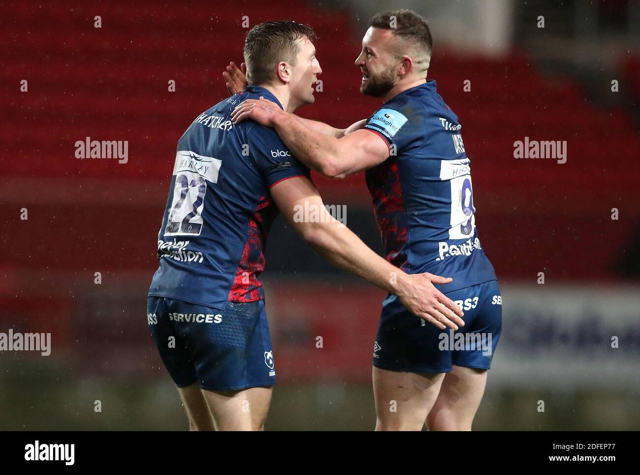 Sam Bears von Bristol Bedlow (links) und Andy Uren feiern den Sieg nach dem letzten Pfiff beim Spiel der Gallagher Premiership in Ashton Gate, Bristol. Stockfoto