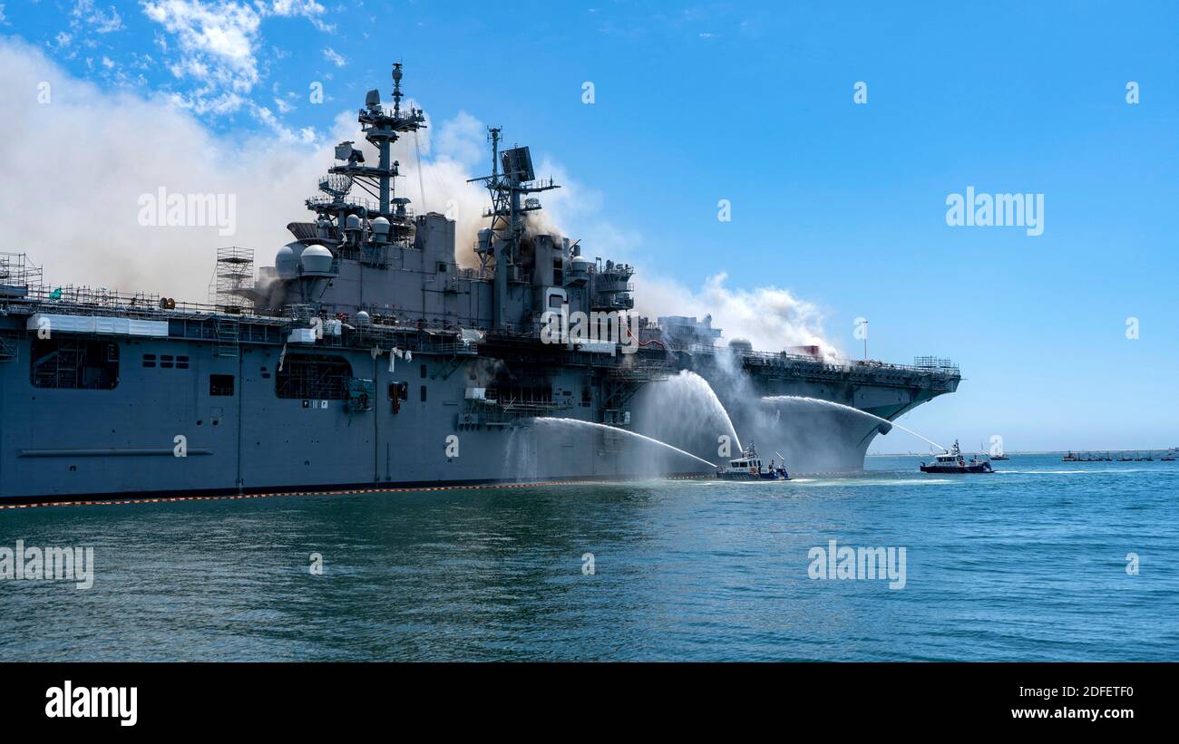 Handout Foto von Hafen von San Diego Hafen Polizei Department Boote bekämpfen ein Feuer an Bord USS Bonhomme Richard (LHD 6) auf Naval Base San Diego, CA, USA, 12. Juli 200. Am Morgen des 12. Juli wurde ein Feuer an Bord des Schiffes ausgerufen, während es an der Pier-Seite des Marinestützpunktes San Diego vertäut wurde. Die Feuerwehr vor Ort, an der Basis und an Bord reagierte auf den Brand. USS Bonhomme Richard wird durch eine Wartung Verfügbarkeit, die im Jahr 2018 begann. US Navy Foto von Mass Communication Specialist 3rd Class Christina Ross via ABACAPRESS.COM Stockfoto