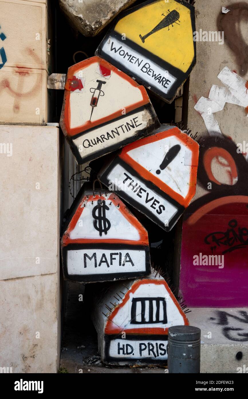 Graffitis gegen Mafia und politisches Personal in Beirut, Libanon, wie am 8. Juli 2020 zu sehen ist, als große wirtschaftliche und politische Krise den Libanon trifft, könnte die schlimmste seit dem Ende des Bürgerkrieges im Jahr 1990, 30 Jahren, sein. Foto von Ammar Abd Rabbo/ABACAPRESS.COM Stockfoto
