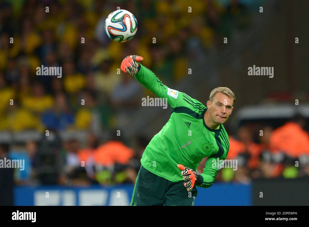 Datei Foto vom 8. Juli 2014 von Manuel Neuer in der Fußball-WM 2014 1/2 Finalspiel Brasilien gegen Deutschland im Mineiro-Stadion, Belo Horizonte, Brasilien am 8. Juli 2014. Der Kapitän des FC Bayern München und die deutsche Fußballnationalmannschaft wurde während des Urlaubs in Kroatien mit einem umstrittenen Lied gefilmt. Im Video sieht man Torhüter Manuel Neuer mit einer Gruppe von Männern am Strand, die Lijepa li si singen (You are beautiful). Es bezieht sich auf ein Gebiet von Bosnien-Herzegowina, das von kroatischen Nationalisten in den 1990er Jahren beansprucht wurde. Foto von Henri Szwarc/ABACAPRESS.COM Stockfoto