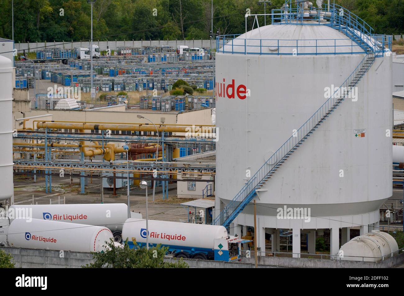 Eine allgemeine Ansicht der Air Liquide Anlage in Feyzin bei Lyon, Frankreich am 16. Juli 2020, wo die Wasserstoffproduktion für die Hochdruck-Speicherung in gasförmiger Form komprimiert wird. Wasserstoff kann als Rohstoff, Kraftstoff oder Energieträger und -Speicher verwendet werden und bietet viele Anwendungsmöglichkeiten in Industrie, Verkehr, Energie und Gebäuden. Vor allem emittiert es kein CO2 und verschmutzt die Luft nicht, wenn es verwendet wird. Es ist daher ein wichtiger Teil der Lösung, das Ziel der Klimaneutralität 2050 des Europäischen Green Deals zu erreichen. Foto von Julien Reynaud/APS-Medias/ABACAPRESS.COM Stockfoto