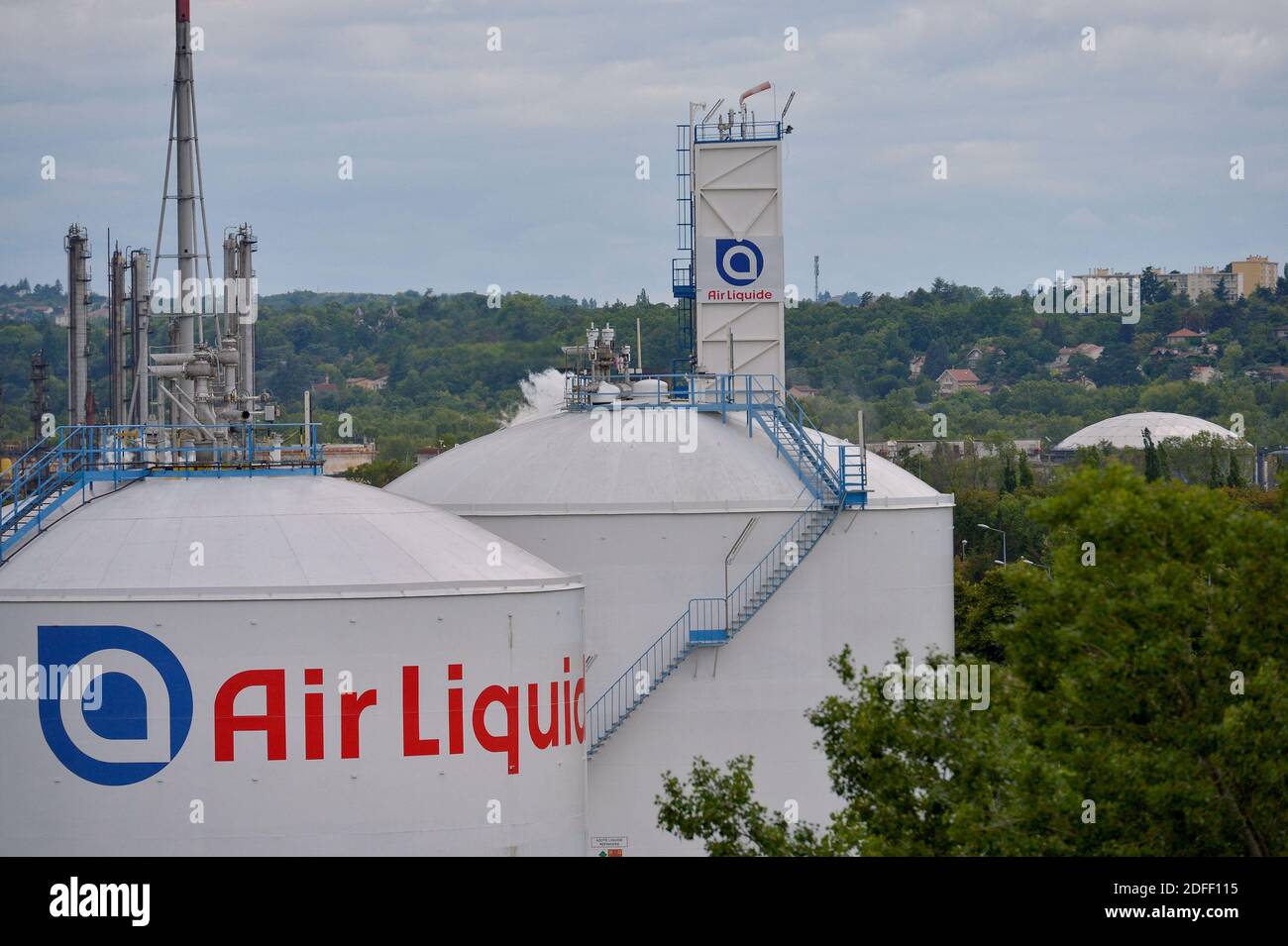 Eine allgemeine Ansicht der Air Liquide Anlage in Feyzin bei Lyon, Frankreich am 16. Juli 2020, wo die Wasserstoffproduktion für die Hochdruck-Speicherung in gasförmiger Form komprimiert wird. Wasserstoff kann als Rohstoff, Kraftstoff oder Energieträger und -Speicher verwendet werden und bietet viele Anwendungsmöglichkeiten in Industrie, Verkehr, Energie und Gebäuden. Vor allem emittiert es kein CO2 und verschmutzt die Luft nicht, wenn es verwendet wird. Es ist daher ein wichtiger Teil der Lösung, das Ziel der Klimaneutralität 2050 des Europäischen Green Deals zu erreichen. Foto von Julien Reynaud/APS-Medias/ABACAPRESS.COM Stockfoto