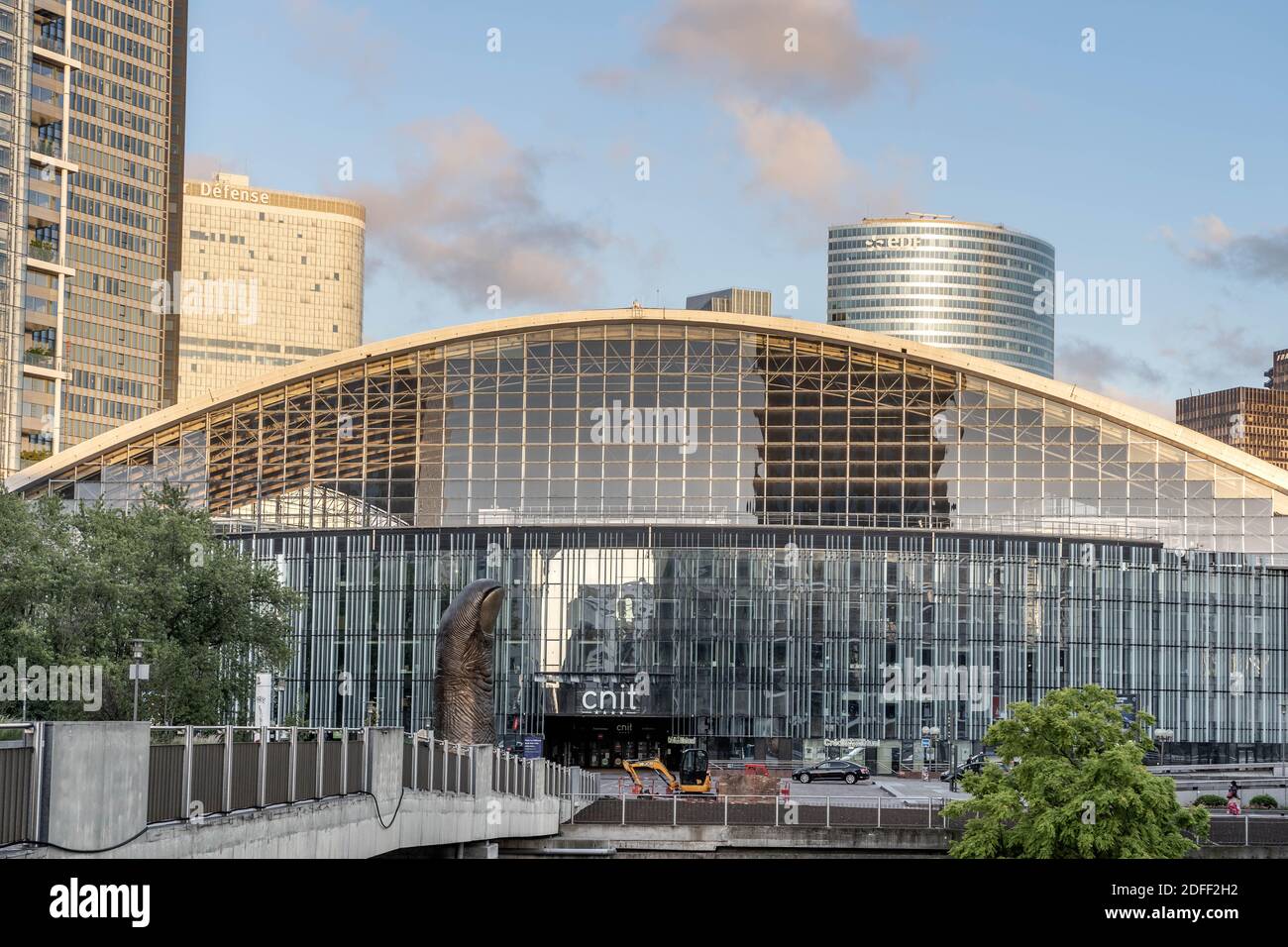 Paris, Frankreich - 13. Jun 2020: Großer Bronzedaumen vor dem Einkaufszentrum in La Defense Stockfoto