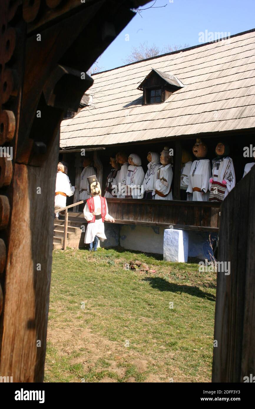 Kartoonische Renderings der rumänischen Bauern in ihrer traditionellen Kleidung. Übergroße puppeähnliche Kostüme. Stockfoto