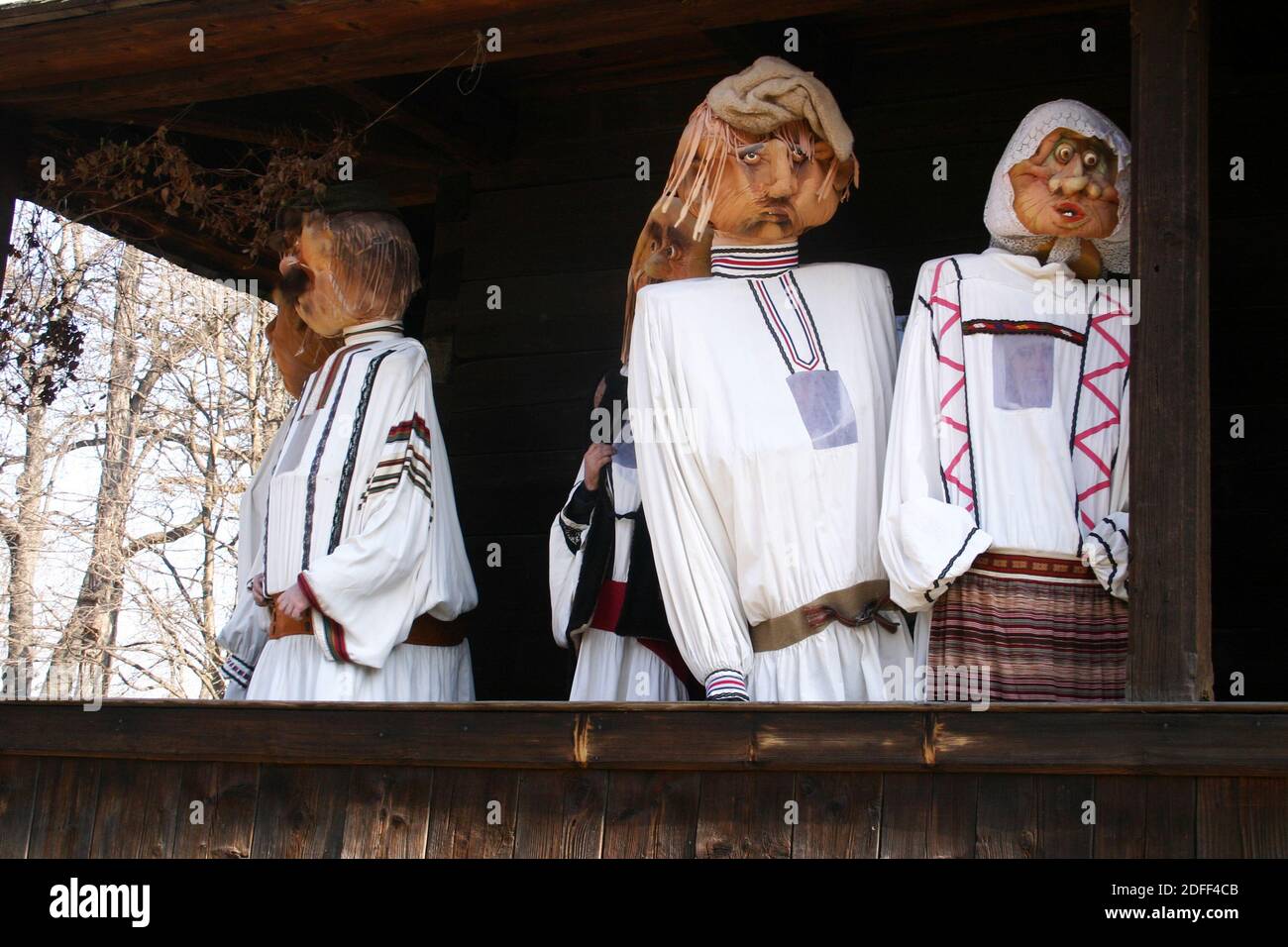 Kartoonische Renderings der rumänischen Bauern in ihrer traditionellen Kleidung. Übergroße puppeähnliche Kostüme. Stockfoto