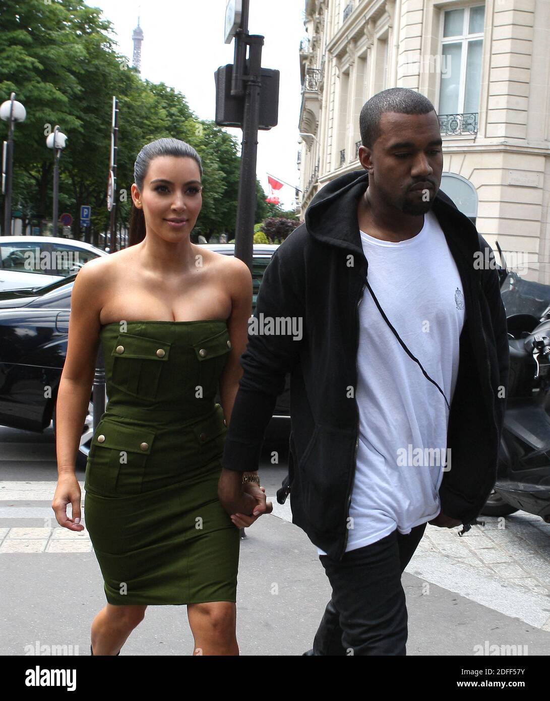 File Photo von Kim Kardashian und Kanye West kommen am 17. Juni 2012 in ihrem Hotel in Paris an. Kim Kardashian West sprach am Mittwoch über Kanye Wests bipolare Störung, drei Tage nachdem der Rapper einen langen Monolog bei einer Kampagnenveranstaltung über Themen von Abtreibung bis Harriet Tubman lieferte, Und nachdem er sagte, er habe versucht, sie zu scheiden.Kardashian West sagte in einer Erklärung in einer Instagram-Geschichte gepostet, dass sie nie öffentlich darüber gesprochen, wie West bipolare Störung ihre Familie betroffen hat, weil sie sehr schützend über ihre Kinder und ihres Mannes "Recht auf pri Stockfoto