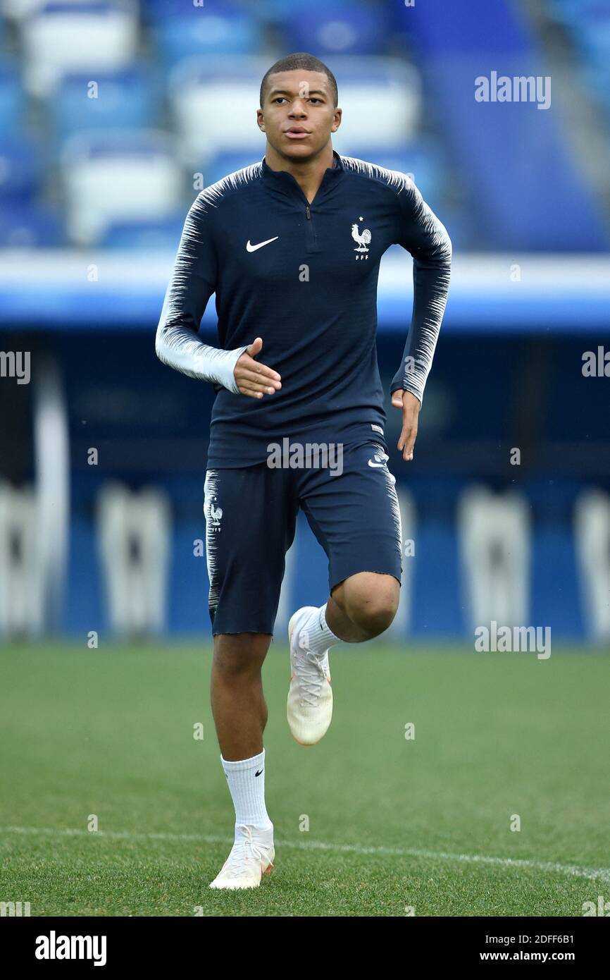 Datei Foto vom uly 5, 2018 von Kylian Mbappe während einer Trainingseinheit im Nischni Nowgorod Stadion in Nischni Nowgorod, Russland. Kylian Mbappe ist der globale Coverstar für EA Sports FIFA 21. Dies wurde sowohl vom Spieler als auch von der Videospiel-Serie in den sozialen Medien angekündigt und sollte keinen Fußballfan überraschen, denn der 21-jährige Franzose ist sowohl einer der besten Spieler als auch einer der marktfähigsten Spieler im Weltfußball. Foto von Lionel Hahn/ABACAPRESS.COM Stockfoto