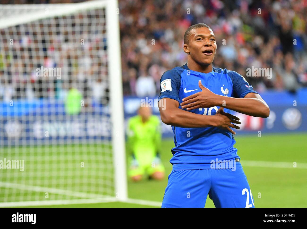 Datei Foto vom 31. August 201 von Kylian Mbappé während der FIFA Fußball-Weltmeisterschaft Russland 2018 in Frankreich gegen Niederlande Qualifying Match im State de France Stadion in Saint-Denis, in der Nähe von Paris, Frankreich. Kylian Mbappe ist der globale Coverstar für EA Sports FIFA 21. Dies wurde sowohl vom Spieler als auch von der Videospiel-Serie in den sozialen Medien angekündigt und sollte keinen Fußballfan überraschen, denn der 21-jährige Franzose ist sowohl einer der besten Spieler als auch einer der marktfähigsten Spieler im Weltfußball. Foto von Christian Liewig/ABACAPRESS.COM Stockfoto
