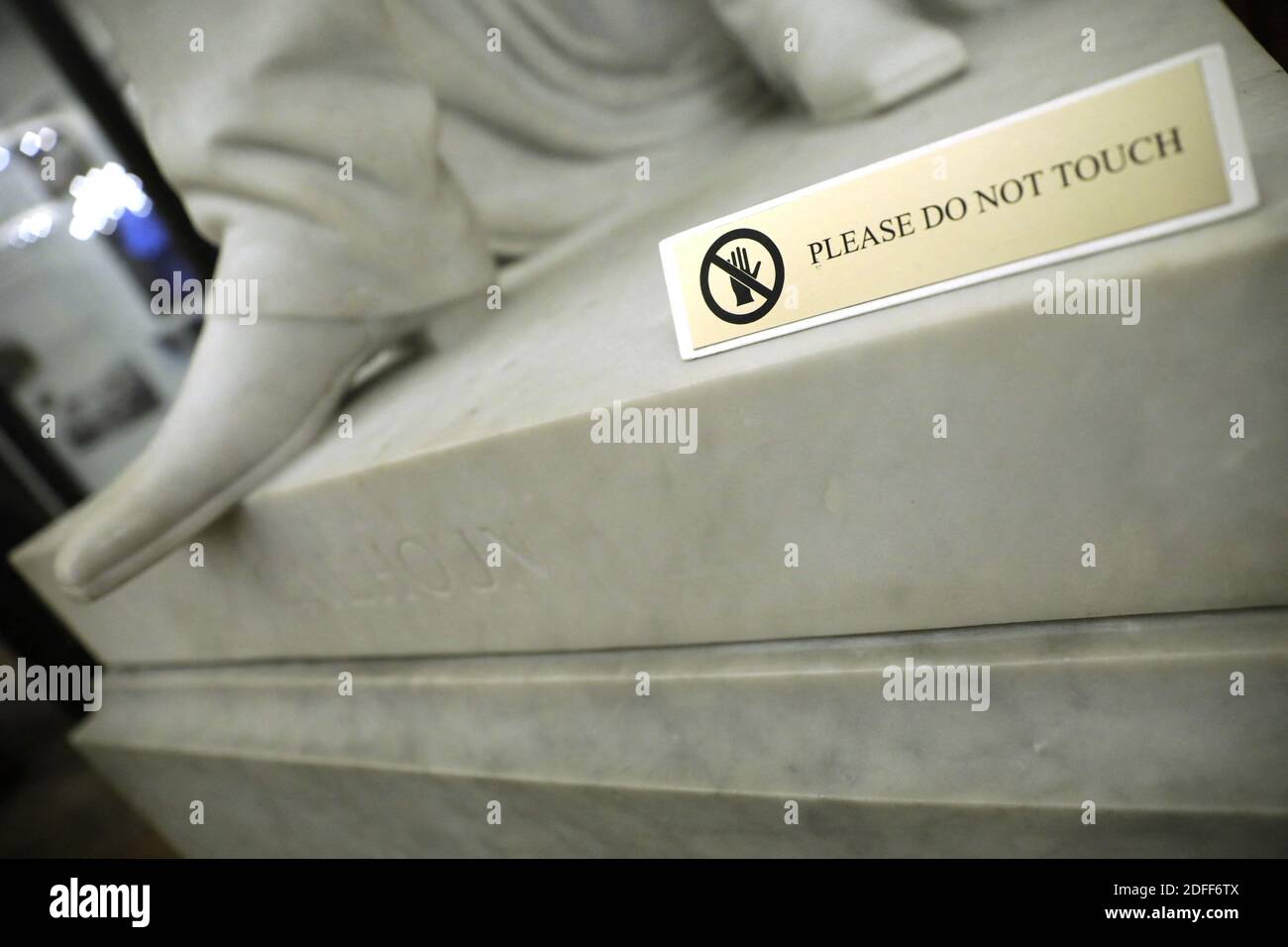 Eine Statue von John C. Calhoun aus South Carolina (L), einem ehemaligen Vizepräsidenten, der die Pro-Sklaverei-Fraktion im Senat führte, ist am 24. Juli 2020 auf dem Capitol Hill in Washington zu sehen. US-Kongress stimmte zu entfernen konföderierten Statuen von US-Capitol. Foto von Yuri Gripas/ABACAPRESS.COM Stockfoto