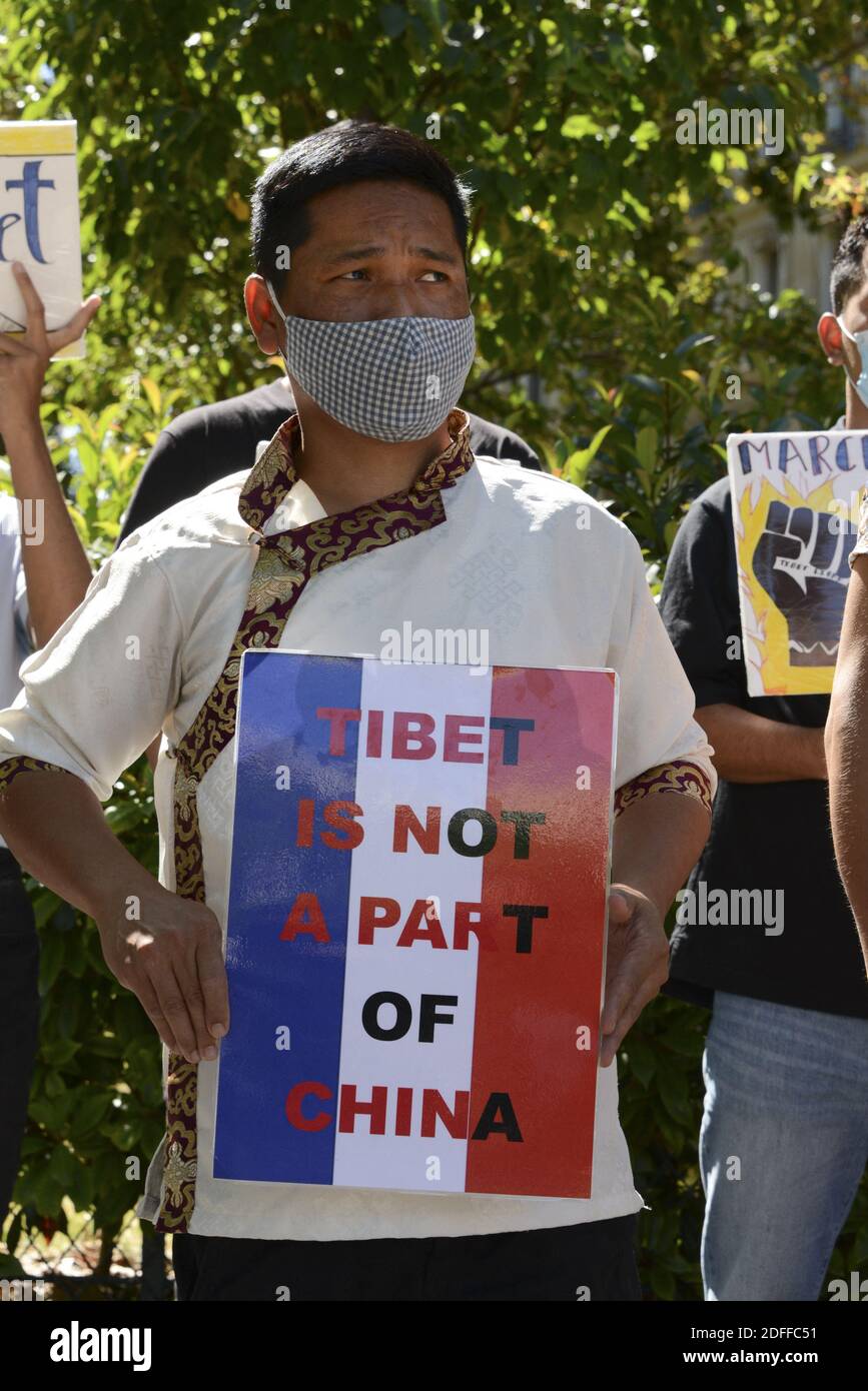 Hunderte von Uiguren, Tibetern, Taiwanesen und Hong Kongers Aktivisten versammeln sich vor der chinesischen Botschaft, um gegen Chinas Minderheitenpolitik am 29. Juli 2020 in Paris, Frankreich, zu protestieren. Menschenrechtsgruppen und Experten schätzen, dass mehr als eine Million ethnische Uiguren und andere turkischsprachige Minderheiten zu einem Netzwerk von Internierungslagern zusammengebracht wurden. "Frankreich verfolgt aufmerksam alle Aussagen, die von der Presse und von Menschenrechtsorganisationen übermittelt werden", sagte Außenminister Jean-Yves le Drian dem parlament. Stockfoto