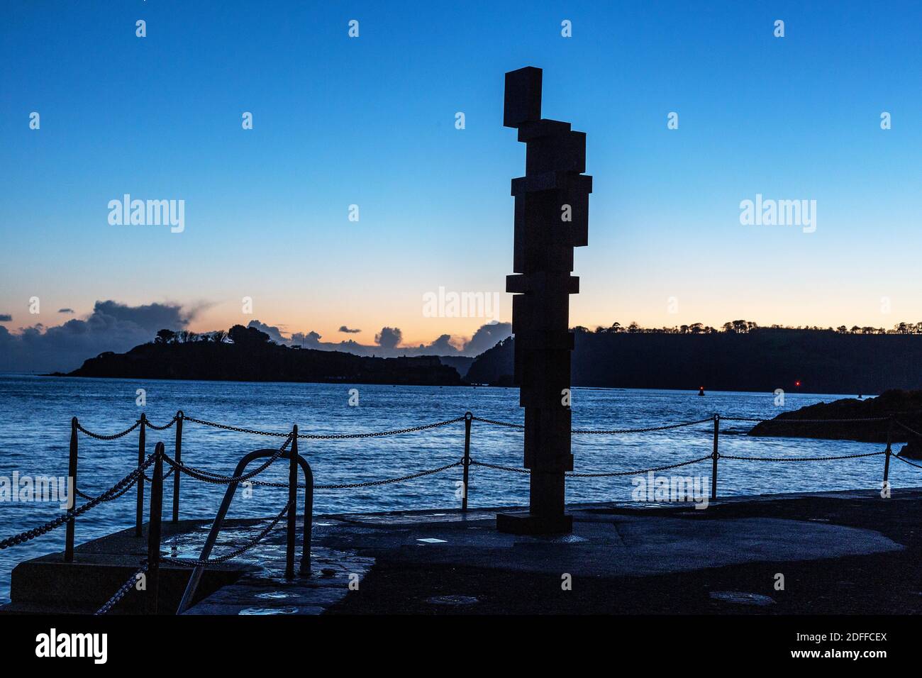 Die LOOK II Statue der gefeierten Skulptur Sir Antony Gormley im Hoie in Plymouth, Devon. Die Statue besteht aus 22 gusseisernen Blöcken Stockfoto