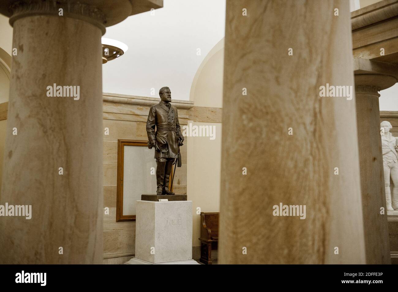 Diese Statue von General Robert E. Lee wurde der National Statuary Hall Collection vom Commonwealth of Virginia im Jahr 1909 übergeben und steht in der Krypta im Kapitol der Vereinigten Staaten in Washington, DC., Freitag, 31. Juli 2020. Lee besuchte die US-Militärakademie (West Point) und diente im mexikanischen Krieg. Später diente er als Kommandant der Armee der Konföderierten Staaten von Amerika (CSA) während des US-Bürgerkrieges. Er lebte vom 19. Januar 1807 bis zum 12. Oktober 1870. Foto von Rod Lampey/CNP/ABACAPRESS.COM Stockfoto