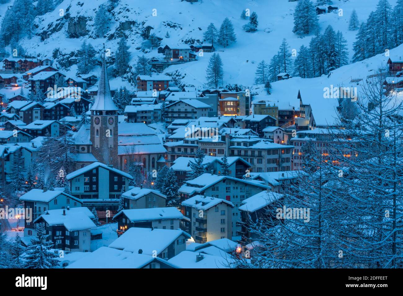 Winterlicher Abend über Zermatt, Wallis, Schweiz Stockfoto