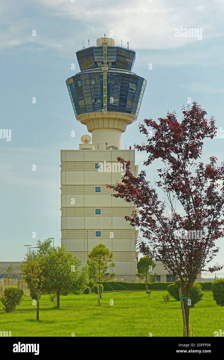 Athen, Griechenland - 01. Mai 2015: Modernes Kontrollturmgebäude am neuen Flughafen. Stockfoto