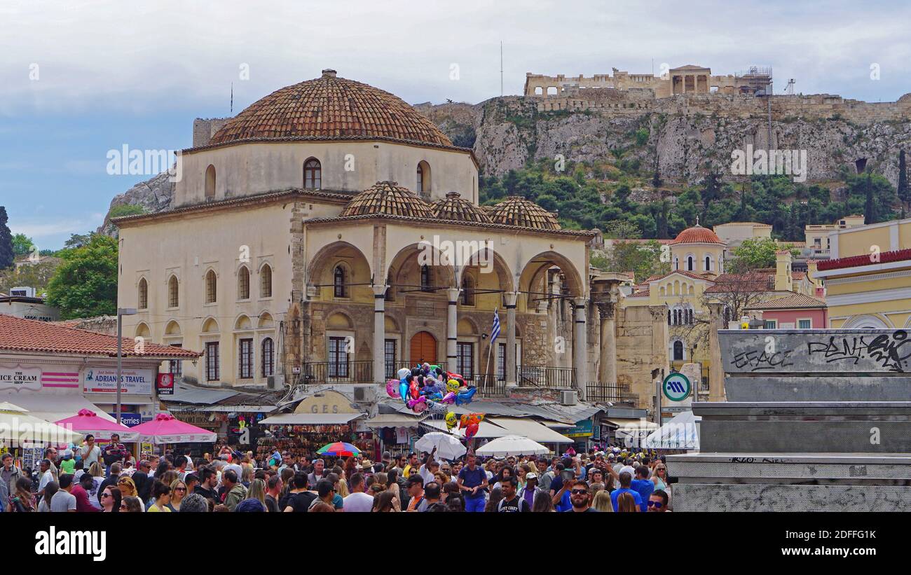 Athen, Griechenland - 02. Mai 2015: Touristenhund auf dem historischen Monastiraki-Platz in Athen. Stockfoto