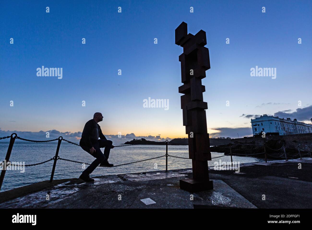 Die LOOK II Statue der gefeierten Skulptur Sir Antony Gormley im Hoie in Plymouth, Devon. Die Statue besteht aus 22 gusseisernen Blöcken Stockfoto