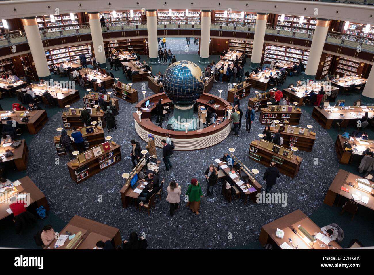 Schöne und ästhetische Innenansicht eines sehr überfüllten luxuriösen Bibliothek mit einem Globus mit Lerntischen und Bücherregalen abgerundet Stockfoto