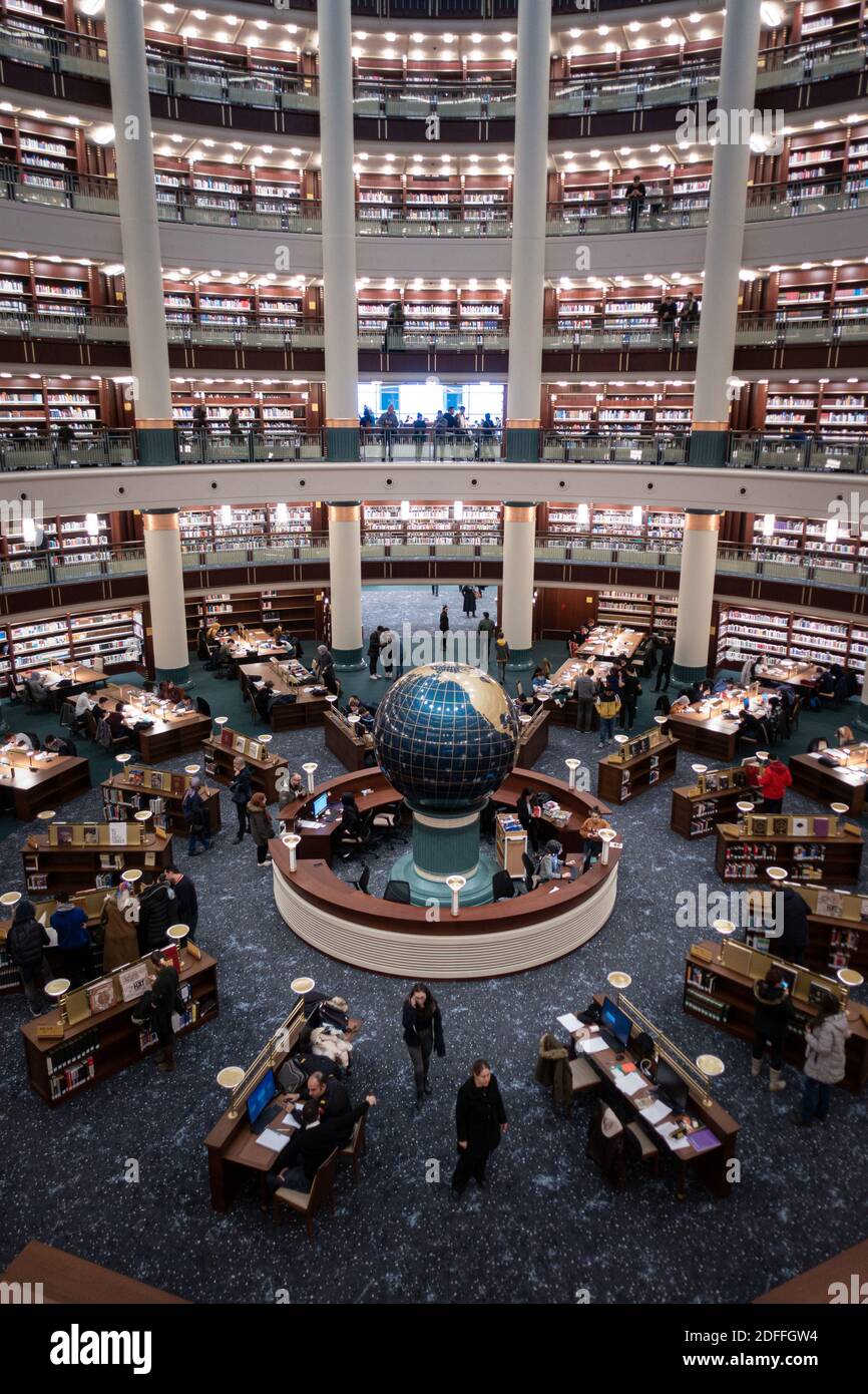 Schöne und ästhetische Innenansicht einer sehr überfüllten luxuriösen Bibliothek mit einem Globus mit Lerntischen und Bücherregalen abgerundet, kann als w verwendet werden Stockfoto