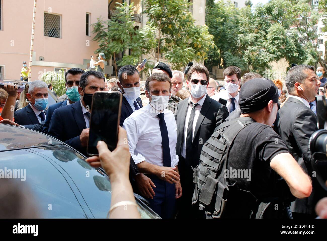 Der französische Präsident Emmanuel Macron, Mitte, besucht eine verwüstete Straße in Beirut, Libanon, Donnerstag, 6. August 2020. Der französische Präsident Emmanuel Macron ist in Beirut angekommen, um dem Libanon nach der tödlichen Hafenexplosion französische Unterstützung anzubieten.Foto: Thibault Camus/Pool/ABACAPRESS.COM Stockfoto