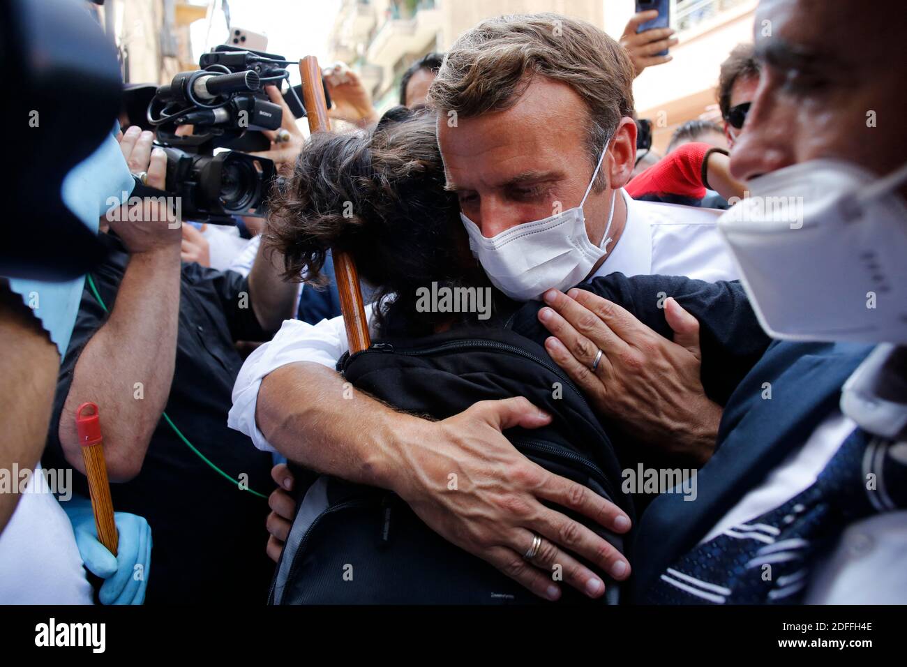 Der französische Präsident Emmanuel Macron umarmt einen Bewohner, als er eine verwüstete Straße in Beirut, Libanon, besucht, Donnerstag, den 6. August 2020. Der französische Präsident Emmanuel Macron ist in Beirut angekommen, um dem Libanon nach der tödlichen Hafenexplosion französische Unterstützung anzubieten.Foto: Thibault Camus/Pool/ABACAPRESS.COM Stockfoto