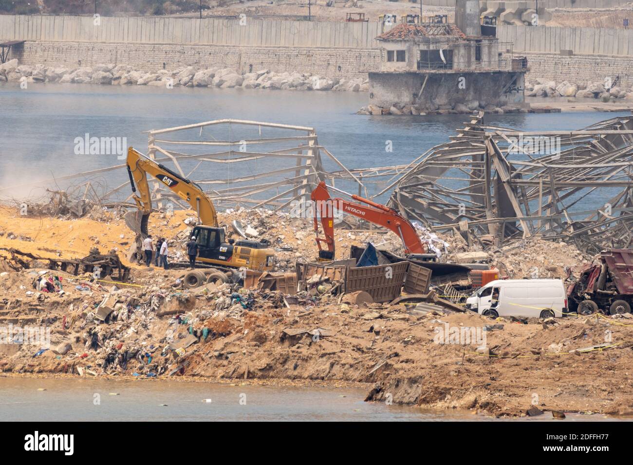 Menschen, die sich dem Hafen, am Ort der Explosion, am 3. Tag nach einer riesigen unbekannten Explosion im Hafen von Beirut, Libanon, am 7. August 2020 näherten. Foto von Ammar Abd Rabbo/ABACAPRESS.COM Stockfoto