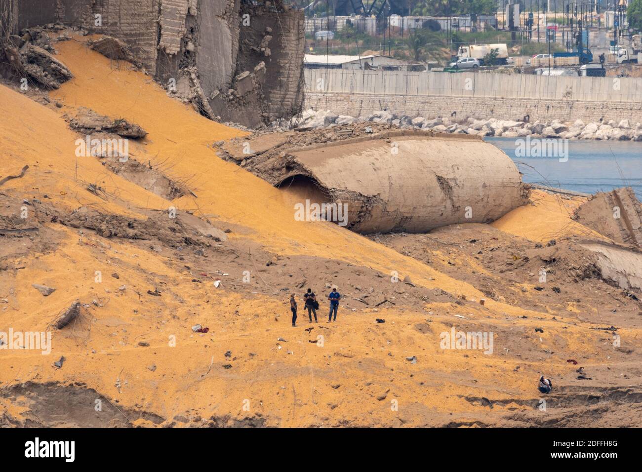 Menschen, die sich dem Hafen, am Ort der Explosion, am 3. Tag nach einer riesigen unbekannten Explosion im Hafen von Beirut, Libanon, am 7. August 2020 näherten. Foto von Ammar Abd Rabbo/ABACAPRESS.COM Stockfoto