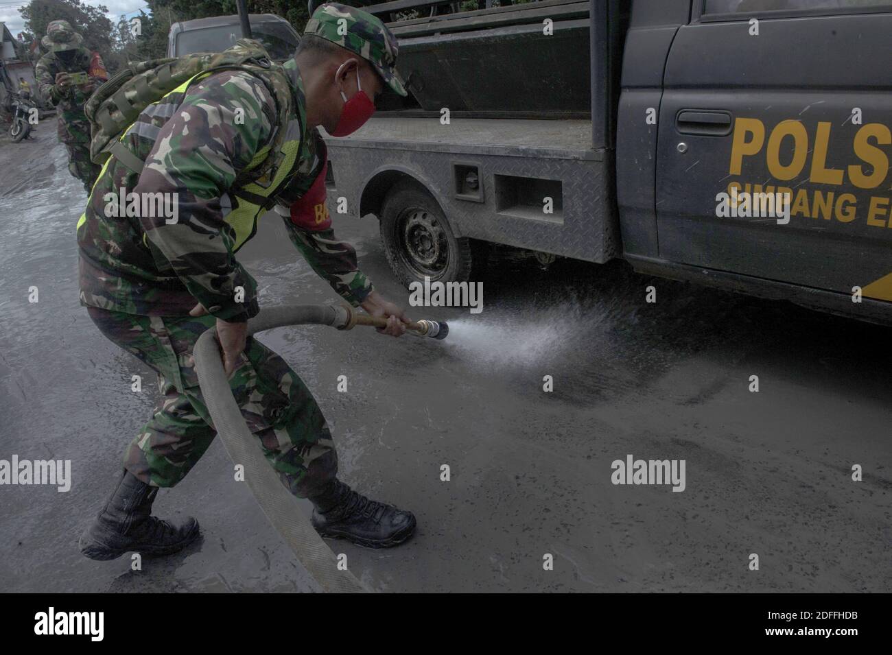 Militär, nationale Katastrophenschutzbehörde und Polizei personnels sahen am 08. August 2020 beim Sinabung vocano-Ausbruch im Unterbezirk Namanteran, Karo, Provinz Nord-Sumatra, Indonesien, die Hauptstraßen von vulkanischer Asche säubern. Der Leiter des Zentrums für Vulkanologie zur geologischen Abwehr von Wasserfällen in Karo, Armen Putra, forderte die Anwohner auf, sich von der gefährdeten Zone des Vulkans fernzuhalten. Foto von Aditya Sutanta/ABACAPRESS.COM Stockfoto