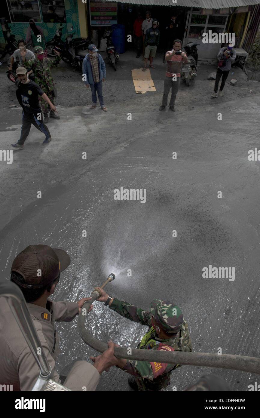 Militär, nationale Katastrophenschutzbehörde und Polizei personnels sahen am 08. August 2020 beim Sinabung vocano-Ausbruch im Unterbezirk Namanteran, Karo, Provinz Nord-Sumatra, Indonesien, die Hauptstraßen von vulkanischer Asche säubern. Der Leiter des Zentrums für Vulkanologie zur geologischen Abwehr von Wasserfällen in Karo, Armen Putra, forderte die Anwohner auf, sich von der gefährdeten Zone des Vulkans fernzuhalten. Foto von Aditya Sutanta/ABACAPRESS.COM Stockfoto